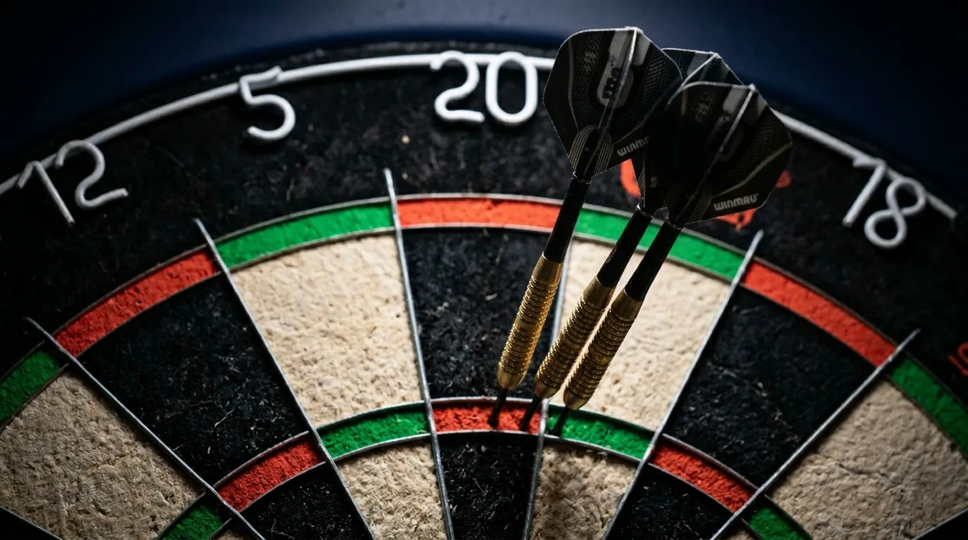 Drei Dartspfeile im Triple-20-Segment – perfekter 180er-Wurf auf einer professionellen Dartscheibe