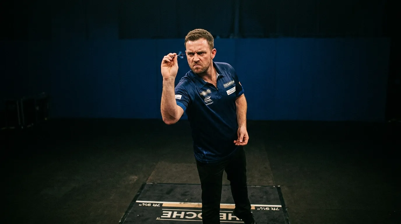 Dartsspieler konzentriert sich vor dem entscheidenden Double-Wurf auf einer Turnierbühne