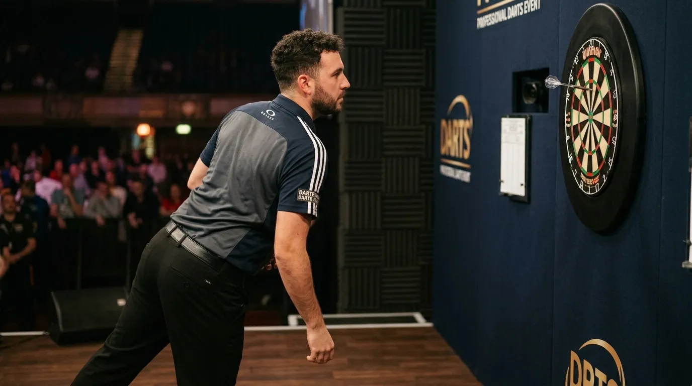 Dartsspieler wirft die ersten Pfeile eines Legs auf das Triple-20-Segment – Beginn des First Nine Average