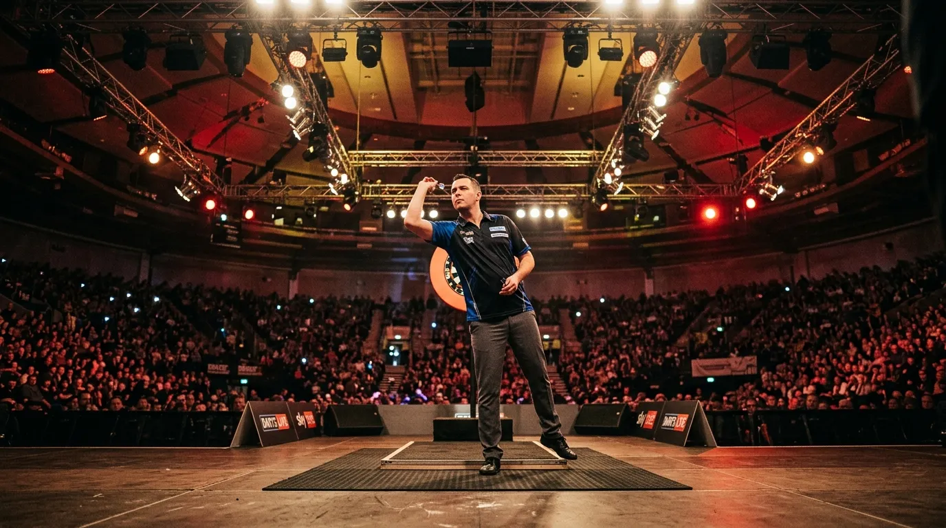 Professioneller Dartsspieler beim Grand Slam auf der Wolverhampton-Bühne mit voller Hallenstimmung