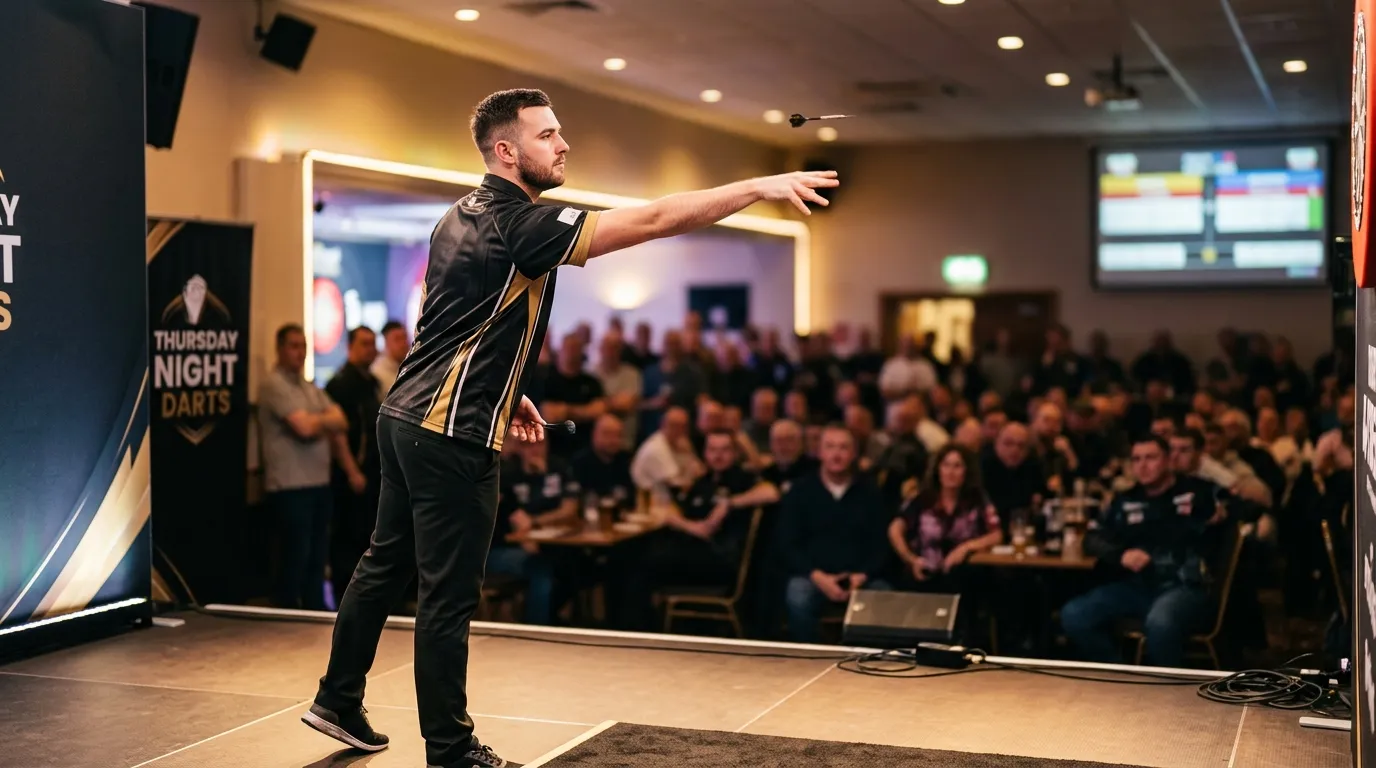 Darts-Premier-League-Abend: Spieler wirft unter Bühnenbeleuchtung vor vollem Publikum