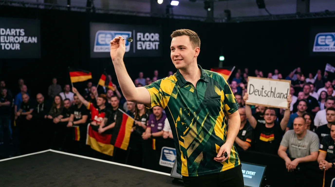 Junger deutscher Dartsspieler beim Turnier vor begeistertem Heimpublikum mit deutschem Fanblock